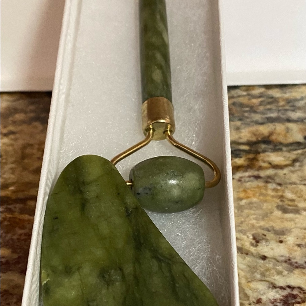 ROLLER AND GUA SHA SCRAPER TOOL - Picture 3 of 14